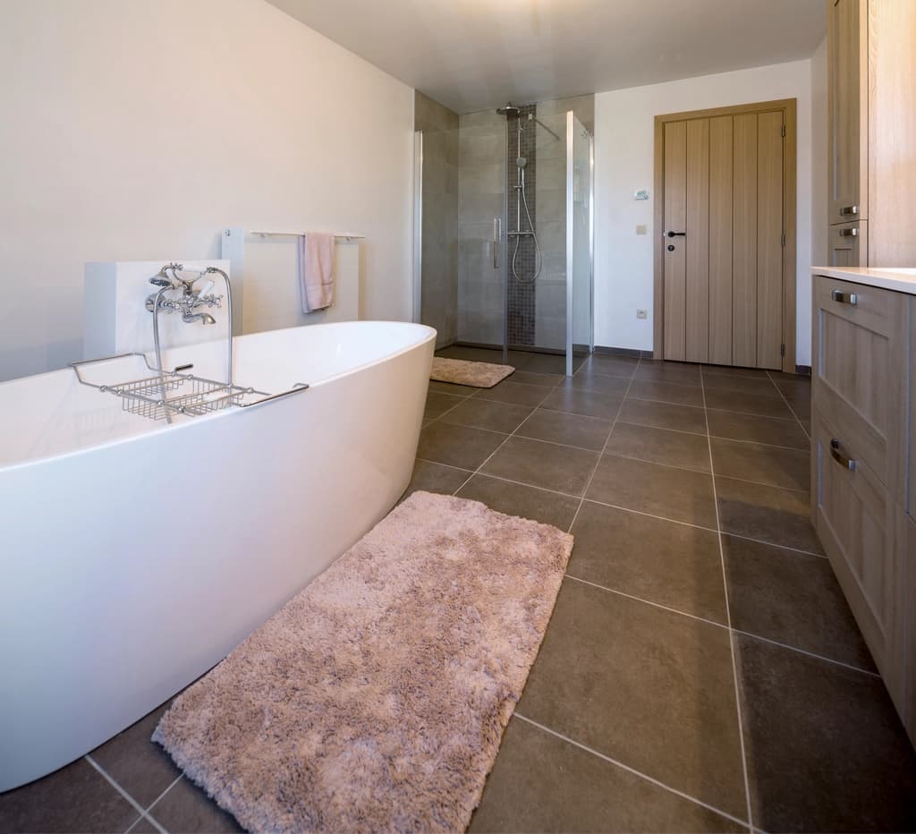 Salle de bain, douche pluie